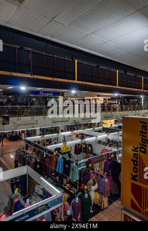 PKNS SHAH ALAM, SELANGOR - 23 MAI 2024 : situation occupée au PKNS parce que de nombreux clients achètent des vêtements raya pour célébrer l'Aïd al-Fitr Banque D'Images