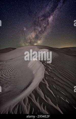 Noyau de la voie lactée s'élevant au-dessus du parc national de Nambung, Australie occidentale. Banque D'Images