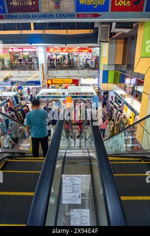 PKNS SHAH ALAM, SELANGOR - 23 MAI 2024 : escalator dans PKNS Shah Alam, escalator automatique Banque D'Images