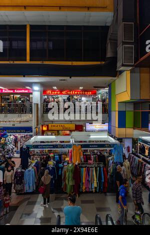 PKNS SHAH ALAM, SELANGOR - 23 MAI 2024 : situation occupée au PKNS parce que de nombreux clients achètent des vêtements raya pour célébrer l'Aïd al-Fitr Banque D'Images