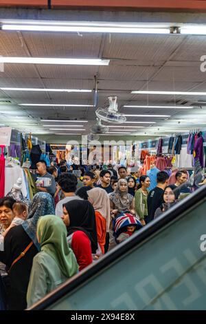 PKNS SHAH ALAM, SELANGOR - 23 MAI 2024 : situation occupée au PKNS parce que de nombreux clients achètent des vêtements raya pour célébrer l'Aïd al-Fitr Banque D'Images