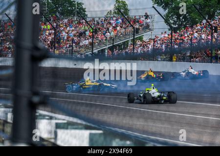 Indianapolis, États-Unis. 26 mai 2024. Le pilote Colton Herta (26 ans) s'écrase au tour un lors de l'Indy 500 2024 au Indianapolis Motor Speedway. (Photo de Jeremy Hogan/SOPA images/Sipa USA) crédit : Sipa USA/Alamy Live News Banque D'Images