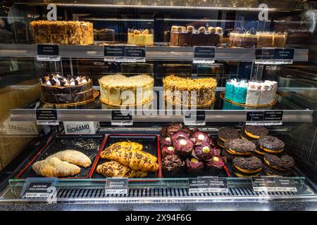 Richiamo Bukit Beruntung, Selangor - 29 mai 2024 : dessert exposé à Richiamo Banque D'Images