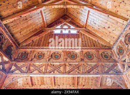 Sognefjord Landmark, une église en bois 'anglais', St Olaf, Balestrand, Norvège i(n mémoire de Margaret Green) a des têtes de dragon construites dans l'architecture. Banque D'Images