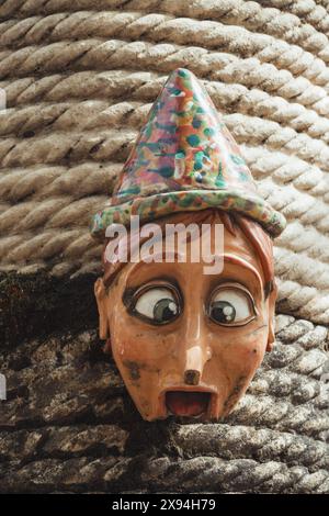 La tête d'un jouet en bois Pinocchio dans la ville médiévale historique de Collodi en Toscane, Italie. Un gros plan du personnage de jouet classique pour enfants. Banque D'Images