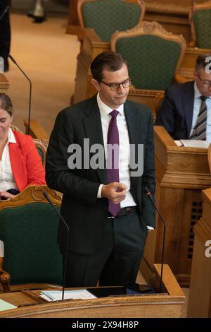 Au Folketinget, il y a un dernier débat avant la pause estivale. Alex Vanopslagh de l'Alliance libérale lors du débat final le mercredi 29 mai 2024. Il sera centré sur des questions adressées au premier ministre sur des questions de politique intérieure et étrangère. Le débat devrait se poursuivre jusqu'à minuit environ. Copenhagen Folketingssalen, Christiansborg Danemark Copyright : xKristianxTuxenxLadegaardxBergx 2E6A1007 Banque D'Images