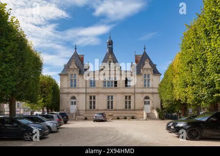 L'Isle-Adam, France - 09 septembre 2020 : Hôtel de ville de L'Isle-Adam dans le centre ville près de l'église. Banque D'Images