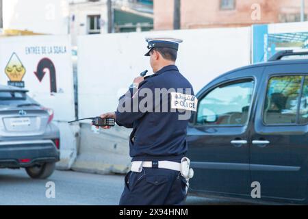 Casablanca, Maroc - 17 janvier 2018 : officier de la Sûreté nationale régulant le trafic à proximité du port. Banque D'Images