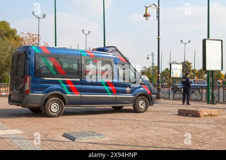 Marrakech, Maroc - 16 janvier 2018 : officier de la Sûreté nationale effectuant la circulation devant sa camionnette. Banque D'Images