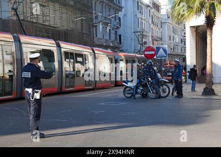 Casablanca, Maroc - 17 janvier 2018 : deux policiers de la Sûreté nationale près du tramway. Banque D'Images