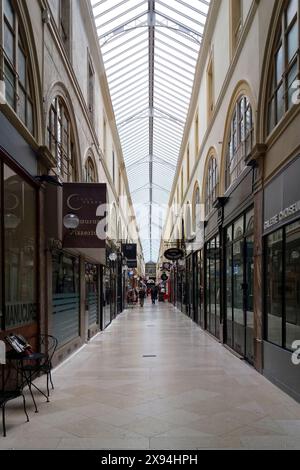 Paris, France - 18 août 2017 : passage Choiseul est l'un des passages couverts de Paris situé dans le 2ème arrondissement. C'est la continuation de Banque D'Images