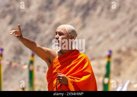 Portrait d'un moine bouddhiste portant une robe orange à Leh, Ladakh, Inde, le 23 mai 2014. Banque D'Images