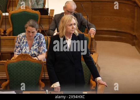 Au Folketinget, il y a un dernier débat avant la pause estivale. Mona Juul du Parti conservateur lors du débat final le mercredi 29 mai 2024. Il sera centré sur des questions adressées au premier ministre sur des questions de politique intérieure et étrangère. Le débat devrait se poursuivre jusqu'à minuit environ. Copenhagen Folketingssalen, Christiansborg Danemark Copyright : xKristianxTuxenxLadegaardxBergx 2E6A1716 Banque D'Images