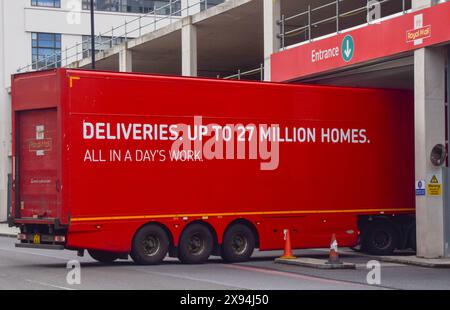 Londres, Royaume-Uni. 29 mai 2024. Un camion de livraison arrive au Mount Pleasant mail Centre dans le centre de Londres. International distributions services (IDS), la société mère de Royal mail, a accepté une acquisition de 3,57 milliards de livres par le milliardaire tchèque Daniel Kretinsky. Crédit : Vuk Valcic/Alamy Live News Banque D'Images