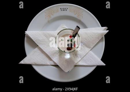 Apéritif au fromage de chèvre servi au Rick’s Cafe Casablanca, Maroc, un pastiche du plateau de tournage du café bar présenté dans le film de 1942 “Casablanca”. Banque D'Images