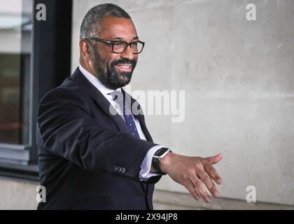 James Cleverly, secrétaire d'État au ministère de l'intérieur (Home Secretary), député du Parti conservateur, à la BBC à Londres, au Royaume-Uni Banque D'Images