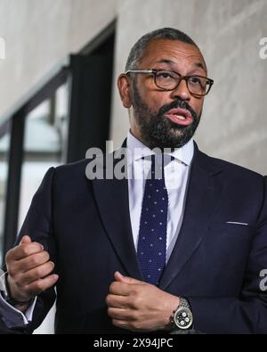 James Cleverly, secrétaire d'État au ministère de l'intérieur (Home Secretary), député du Parti conservateur, à la BBC à Londres, au Royaume-Uni Banque D'Images