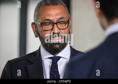 James Cleverly, secrétaire d'État au ministère de l'intérieur (Home Secretary), député du Parti conservateur, à la BBC à Londres, au Royaume-Uni Banque D'Images