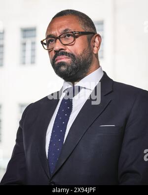 James Cleverly, secrétaire d'État au ministère de l'intérieur (Home Secretary), député du Parti conservateur, à la BBC à Londres, au Royaume-Uni Banque D'Images