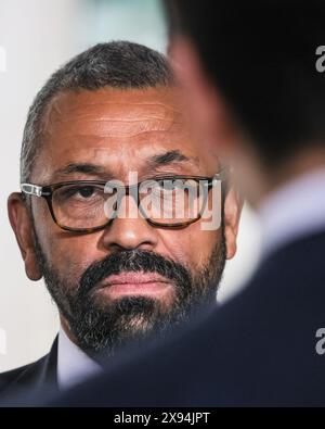 James Cleverly, secrétaire d'État au ministère de l'intérieur (Home Secretary), député du Parti conservateur, à la BBC à Londres, au Royaume-Uni Banque D'Images