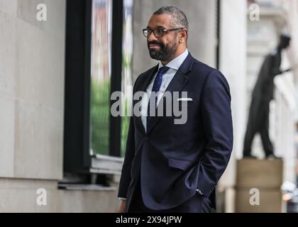 James Cleverly, secrétaire d'État au ministère de l'intérieur (Home Secretary), député du Parti conservateur, à la BBC à Londres, au Royaume-Uni Banque D'Images