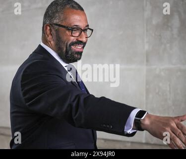 James Cleverly, secrétaire d'État au ministère de l'intérieur (Home Secretary), député du Parti conservateur, à la BBC à Londres, au Royaume-Uni Banque D'Images