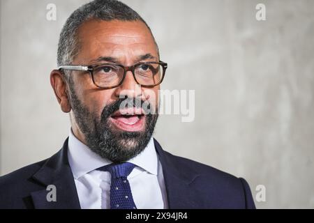 James Cleverly, secrétaire d'État au ministère de l'intérieur (Home Secretary), député du Parti conservateur, à la BBC à Londres, au Royaume-Uni Banque D'Images