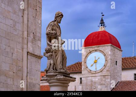 Statue des Heiligen Johannes und der Uhrturm der Stadtloggia in Trogir, Kroatien, Europa | Statue of John on a créé Lawrence Square and the City lo Banque D'Images