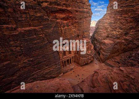 Treasury Al-Khazneh, vue historique en pierre de Petra. Voyage Jordanie, vacances en Arabie. Lumière du soir dans la nature, Jordanie. Arche de paysage en pierre rouge Banque D'Images