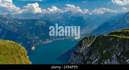 Vue de la montagne Niederbauen, 1923m de Fluelen et Altdorf, lac de Lucerne, canton d'Uri, Suisse, Europe Banque D'Images