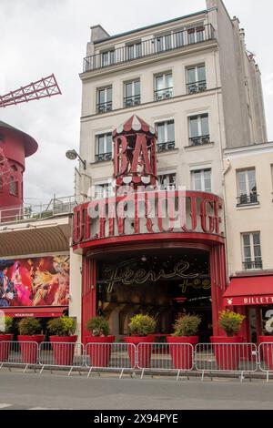 Paris, France, 20 avril 2024:- Une vue sur le Moulin Rouge un célèbre Cabaret situé dans le quartier de Pigalle à Paris sur la place Blanche Banque D'Images