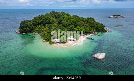 Aérien de Pulau Kelayang, île de Belitung au large de la côte de Sumatra, Indonésie, Asie du Sud-est, Asie Banque D'Images