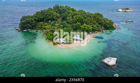 Aérien de Pulau Kelayang, île de Belitung au large de la côte de Sumatra, Indonésie, Asie du Sud-est, Asie Banque D'Images