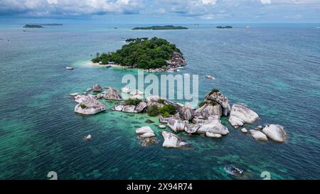 Aérien de Pulau Kelayang, île de Belitung au large de la côte de Sumatra, Indonésie, Asie du Sud-est, Asie Banque D'Images