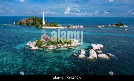 Aérienne de Lengkuas (Old Indie Lighthouse Island), île de Belitung au large de la côte de Sumatra, Indonésie, Asie du Sud-est, Asie Banque D'Images
