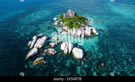 Aérien de roches au large de l'île de Lengkuas, île de Belitung au large de la côte de Sumatra, Indonésie, Asie du Sud-est, Asie Banque D'Images