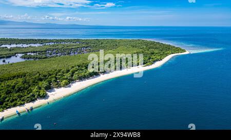 Aérien d'une plage de sable blanc dans Grande Santa Cruz Island, Zamboanga, Mindanao, Philippines, Asie du Sud-est, Asie Banque D'Images