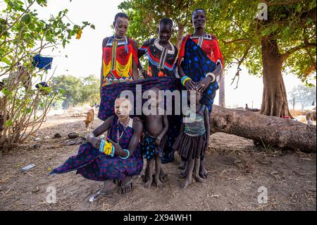 Jolies filles Mundari en robes traditionnelles posant avec leurs enfants, tribu Mundari, Soudan du Sud, Afrique Banque D'Images