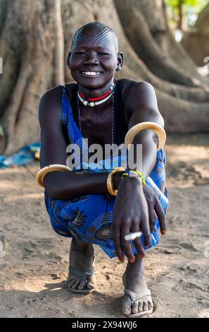 Jolie femme Mundari avec des cicatrices de beauté sur le front, tribu Mundari, Soudan du Sud, Afrique Banque D'Images