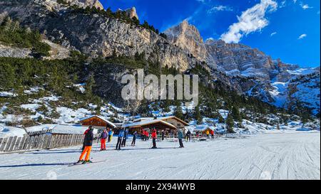 Restaurant de montagne, Mont Lagazuoi, Parc naturel des Dolomites d'Ampezzo, site du patrimoine mondial de l'UNESCO, Vénétie, Dolomites, Italie, Europe Banque D'Images