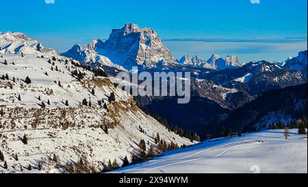 Paysage d'hiver avec des sommets de montagne, Dolomites, Italie, Europe Banque D'Images