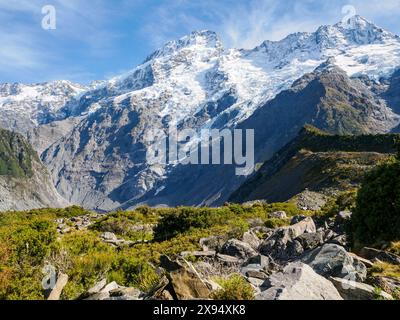 Vue sur la montagne depuis le Hooker Valley Track dans le parc national d'Aoraki (Mont Cook), site du patrimoine mondial de l'UNESCO, Alpes du Sud, Île du Sud, Nouvelle-Zélande Banque D'Images