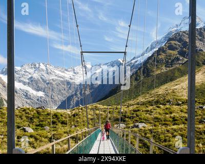 Pont oscillant et vue sur la montagne sur le Hooker Valley Trail dans le parc national d'Aoraki (Mont Cook), UNESCO, Alpes du Sud, Île du Sud, Nouvelle-Zélande Banque D'Images