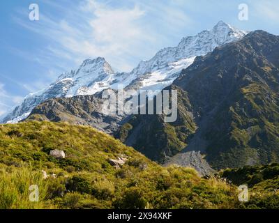 Vue sur la montagne depuis le Hooker Valley Trail dans le parc national d'Aoraki (Mont Cook), site du patrimoine mondial de l'UNESCO, Alpes du Sud, Île du Sud, Nouvelle-Zélande Banque D'Images