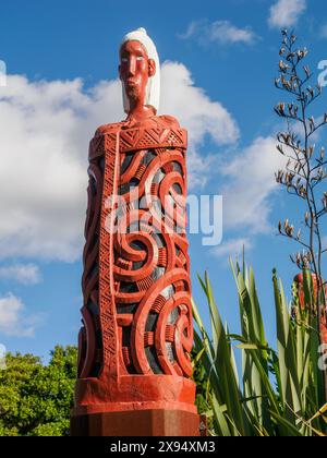 Sculpture d'une figure dans un manteau de lin à côté d'une usine de lin à te Puia, district de Gisborne, Île du Nord, Nouvelle-Zélande, Pacifique Banque D'Images