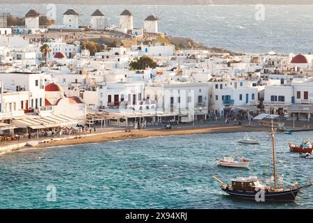 Front de mer et moulins à vent sur la colline derrière sur la belle île de Mykonos, Cyclades, îles grecques, Grèce, Europe Banque D'Images