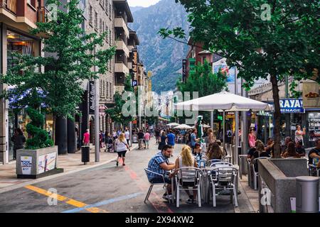 Bâtiments avec magasins et foule dans la capitale, Andorre-la-vieille, Andorre, Pyrénées, Europe Banque D'Images