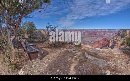 Un banc le long du sentier surplombant le plateau sud du Grand Canyon sur Hermit Road entre Monument Creek Vista et The Abyss, Grand Canyon, Arizona, États-Unis Banque D'Images