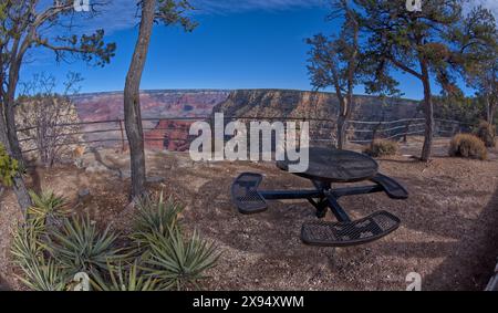 Table de pique-nique en acier le long du sentier surplombant le plateau sud du Grand Canyon au large de Hermit Road, Grand Canyon, Arizona, États-Unis Banque D'Images