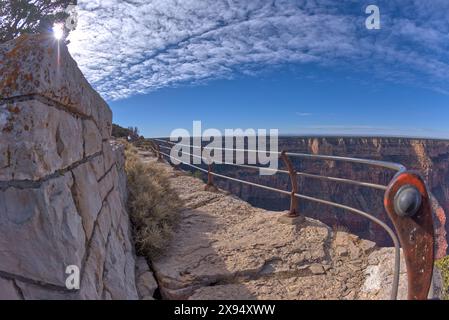 Les rails de sécurité du Grand mur Mohave surplombent le Grand Canyon, Arizona, États-Unis d'Amérique, Amérique du Nord Banque D'Images